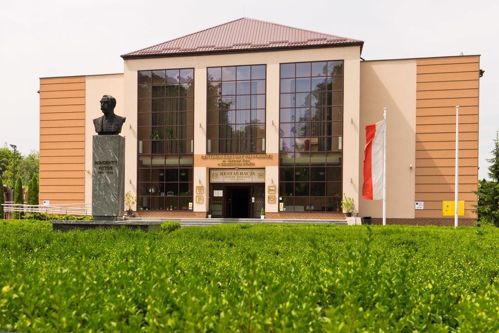 Pokoje Goscinne W Centrum Kultury Wsi Polskiej Wierzchoslawice Buitenkant foto